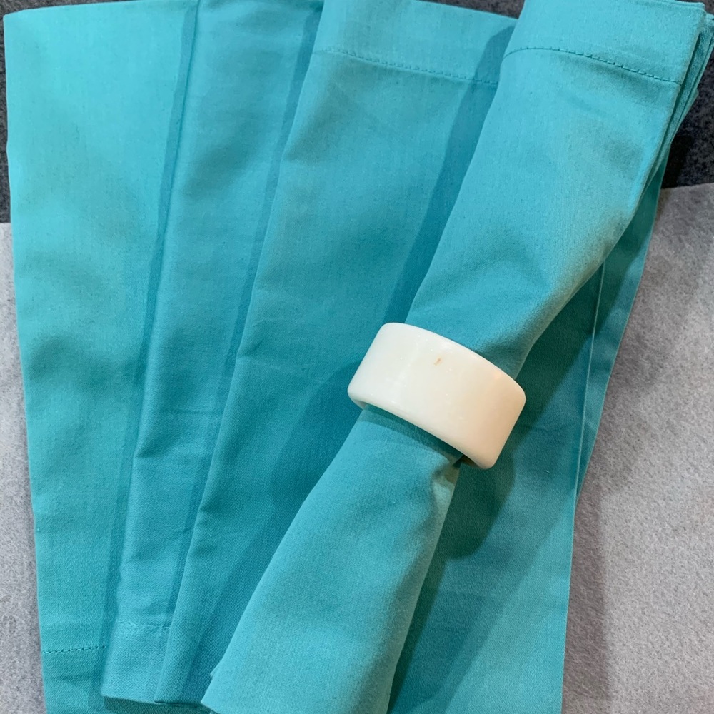 NEW Crate and Barrel 4 dinner napkins - Picture 1 of 6